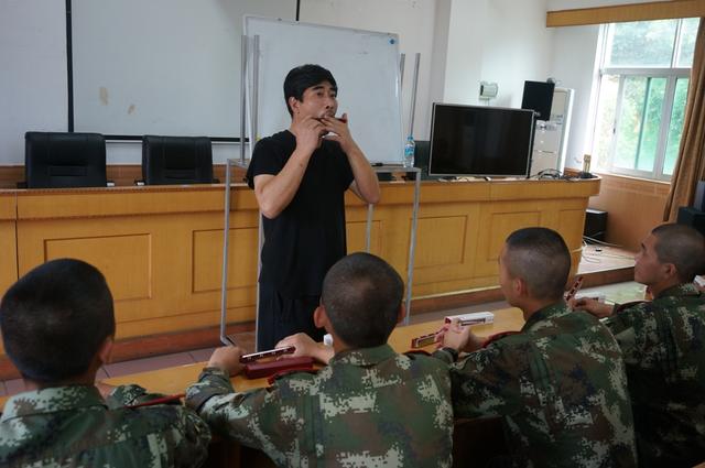 深圳特区武警丰富警营文化生活 学习口琴速成