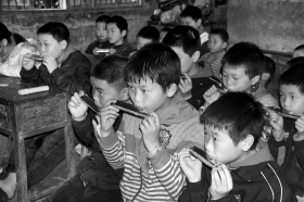 4月26日，衡阳市衡南县近尾洲镇八宝完全小学，孩子们上了五年来的第一节真正意义上的音乐课，学会了吹口琴。图/通讯员胡雪滢